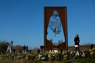 Sculpture of Algerian hero vandalised in France