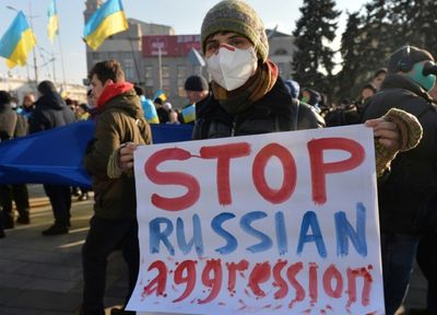 In city near border, Ukrainians protest Russian threat