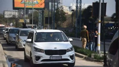 Ludhiana: Sunil Jakhar drives Rahul Gandhi for lunch with Sidhu, CM Channi