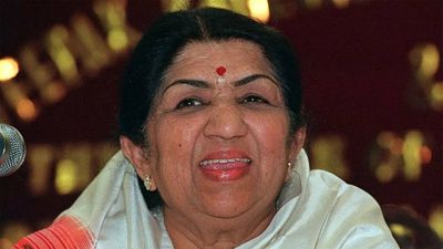 When avid cricket fan Lata Mangeshkar fasted for India's victory during 2011 World Cup semis