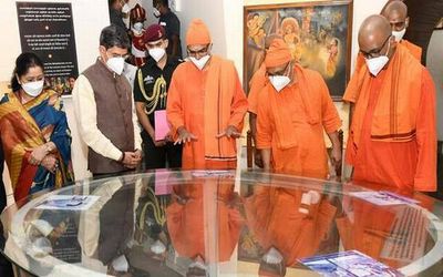 Governor pays floral tributes to Swami Vivekananda’s statue