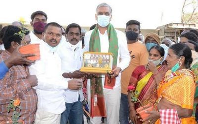 Dalits should stand on their own: Harish Rao