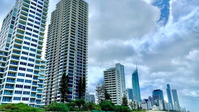 Gold Coast businesses report strong summer, but COVID recovery will not be easy