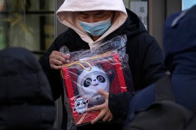 Buyers scramble to get scarce Beijing Olympics souvenirs