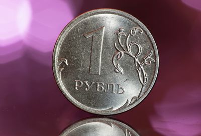 Rouble firms past 3-wk high vs dollar, Putin-Macron talks in focus