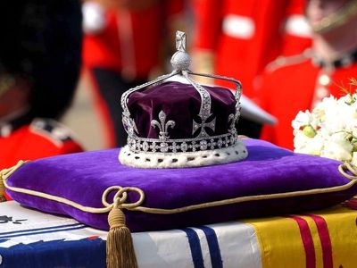 The history of the Queen Mother’s crown bearing the Koh-i-Noor
