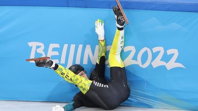 Aussie Brendan Corey crashes out of 1,000 metre short track speed skating quarter finals