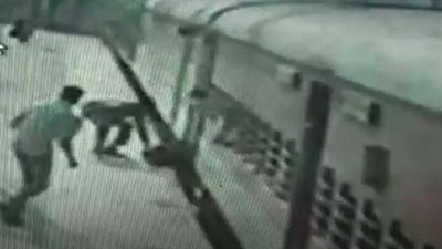 Maharashtra: Tragedy averted as RPF constable saves passenger who fell while boarding moving train at Kalyan station