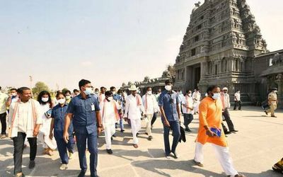 KCR inspects facilities at Yadadri temple