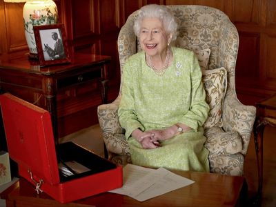 Queen returns to Windsor from Sandringham