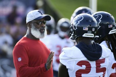 Report: Texans ‘moving towards’ hiring defensive coordinator Lovie Smith as coach