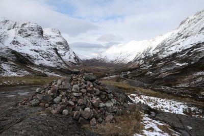 Missing walker writes name in snow to aid mountain rescue teams