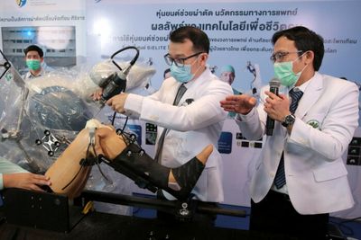 Siriraj replaces knee joint of elderly patient using robot