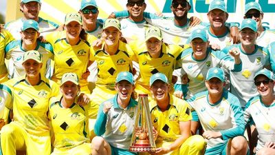 Australia beats England by eight wickets in final Women's Ashes ODI to complete dominant summer