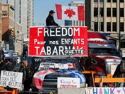 Truckers protest: Canadian airlines cancel flights, call for end of travel-restrictions