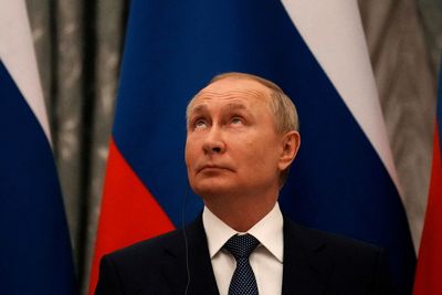 Paris says Putin agreed to start no new manoeuvres near Ukraine for now