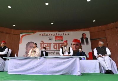 Mamata urges people vote for Akhilesh, don't fall for BJP's false promises