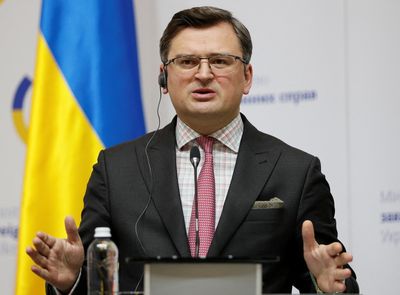 Ukraine welcomes Macron but says: we won't cross our red lines on Russia