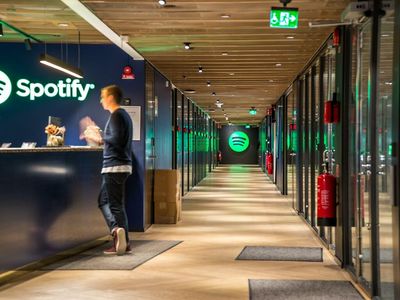 Spotify Analyst Cuts Target, Says Joe Rogan Controversy 'Becoming A Risk'