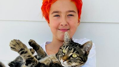 Cat-loving 10yo's bookmark business raises money, awareness for ageing strays