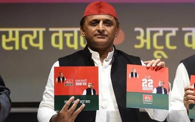 Uttar Pradesh Assembly polls | Samajwadi Party manifesto promises free petrol to autorickshaw drivers, urban job scheme