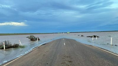 Flood emergency declaration lifted after outback deluges, but road and rail repairs continue