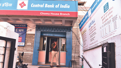 In daylight robbery, armed men loot Rs 15 lakh from Jaipur bank