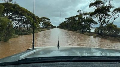 Eyre Peninsula residents cut off by flooding endure another 'lockdown'