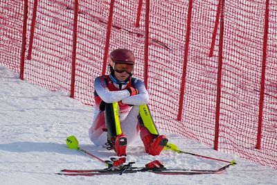 America’s Mikaela Shiffrin crashes out of slalom after nightmare Olympics run