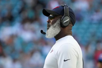 Texans coach Lovie Smith will call defensive plays in 2022