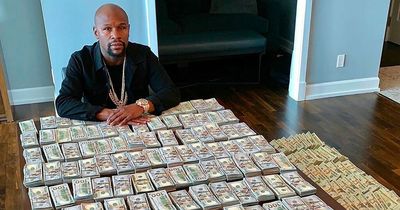 Floyd Mayweather hands out $100 notes to kids selling sweets at basketball game
