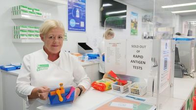 NSW pharmacists pull out of COVID vaccinations and free RATs amid payment battle