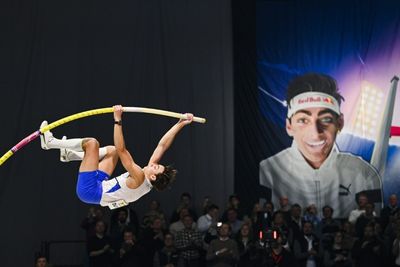 Duplantis falls short on new pole-vault world record attempt