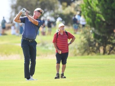 Green makes fast start on home course