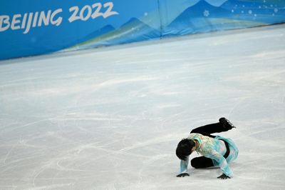 Defending champion Hanyu falls twice in Olympic figure skating final