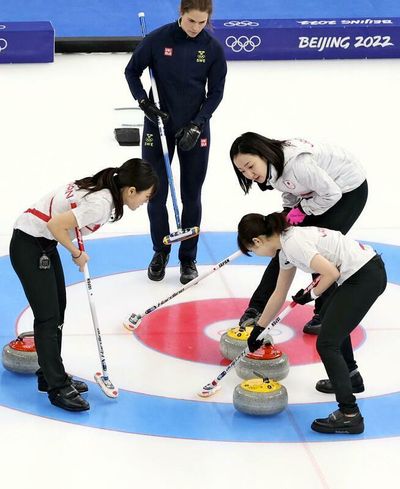 Japan's women's curling team loses to Sweden in round robin at Games