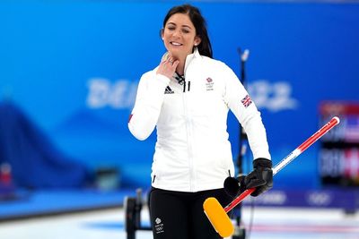 Winter Olympics curling LIVE: GB beat Sweden as Netherlands’ Irene Schouten wins speed skating gold