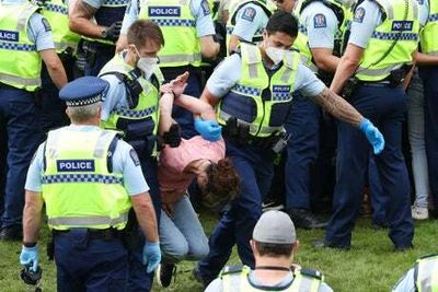 New Zealand: Police arrest anti-lockdown convoy protesters outside parliament