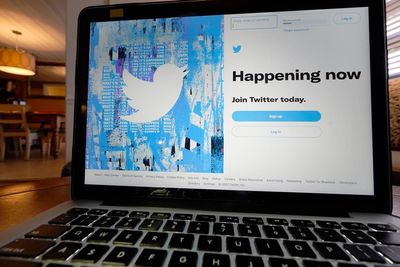 Twitter posts loss for 2021, but stock up on share buyback