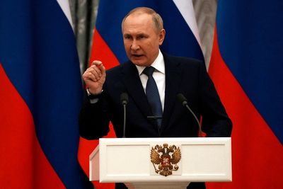 In Moscow, Macron found a different, tougher Putin