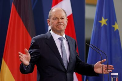 Scholz warns Russia over Ukraine, but says "we want peace"