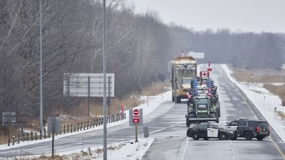 Vaccine mandate protesters block U.S.-Canada border crossing in Manitoba