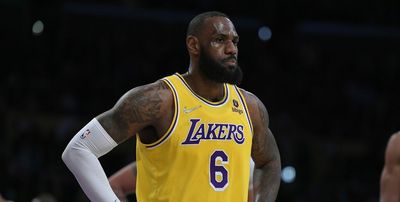 Lakers make no trades, will focus on buyout market