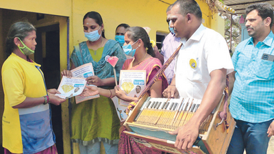 Coimbatore: Candidate plays harmonium for votes