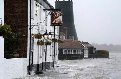 UK weather: Torrential downpours as Met Office issues heavy rain and flooding warning for weekend