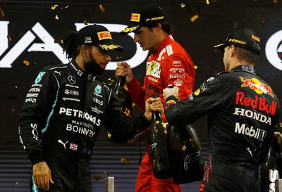 Lewis Hamilton was ‘really struggling’ to deal with F1 title climax, Carlos Sainz reveals