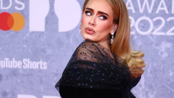 Adele Gives Up Alcohol, But Once She Stripped Down To Her Bra, Pole-Danced  On Stage In Front Of Topless Dancers, Here's What Happened!