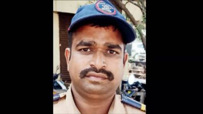 Cop overpowers armed man after failed robbery bid at jewellery store in Pune