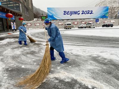 Olympics-Heavy snow a welcome 'problem' for Beijing venues