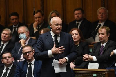 Duncan Smith warns PM against trying to cling to power if police find wrongdoing